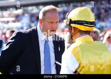 Trainer David Menuisier (links) spricht mit Jockey Christophe Soumillon am dritten Tag des Betfred St Leger Festivals auf der Doncaster Racecourse. Bilddatum: Samstag, 14. September 2024. Stockfoto