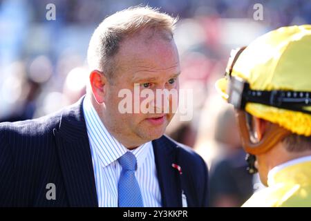 Trainer David Menuisier (links) spricht mit Jockey Christophe Soumillon am dritten Tag des Betfred St Leger Festivals auf der Doncaster Racecourse. Bilddatum: Samstag, 14. September 2024. Stockfoto