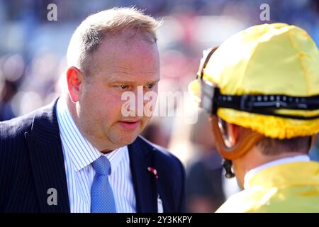 Trainer David Menuisier (links) spricht mit Jockey Christophe Soumillon am dritten Tag des Betfred St Leger Festivals auf der Doncaster Racecourse. Bilddatum: Samstag, 14. September 2024. Stockfoto