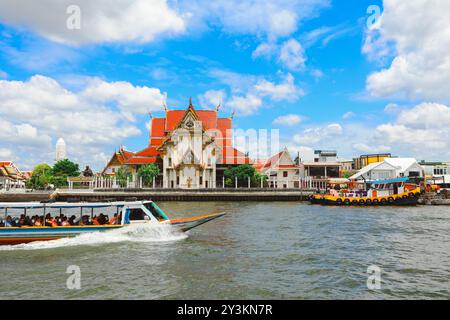 Bangkok, Thailand - 10. Juli 2024 : Blick auf den Wat Rakhang Kositaram Woramahawihan am Chao Phraya Flussufer. Bangkok, Thailand Stockfoto