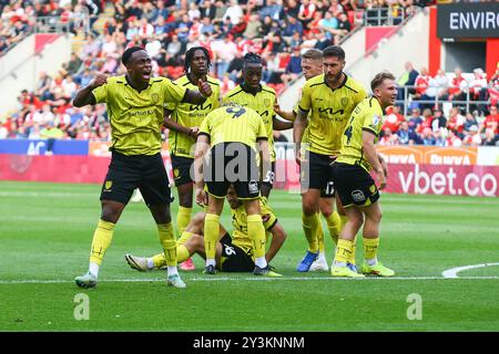 AESSEAL New York Stadium, Rotherham, England - 14. September 2024 Burton-Spieler feiern, nachdem Jack Cooper-Love (auf dem Boden) dort einen Ausgleich erzielte - während des Spiels Rotherham United gegen Burton Albion, Sky Bet League One, 2024/25, AESSEAL New York Stadium, Rotherham, England - 14. September 2024 Credit: Arthur Haigh/WhiteRosePhotos/Alamy Live News Stockfoto
