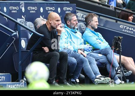 PEP Guardiola Manager von Manchester City blickt während des Premier League Spiels Manchester City gegen Brentford im Etihad Stadium, Manchester, Großbritannien, 14. September 2024 von der Bank zu (Foto: Mark Cosgrove/News Images) Stockfoto