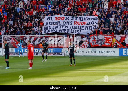 Enschede, Niederlande. September 2024. ENSCHEDE, NIEDERLANDE - 14. SEPTEMBER: Bannerfans FC Twente während eines niederländischen Eredivisie-Spiels zwischen dem FC Twente und PEC Zwolle in de Grolsch Veste am 14. September 2024 in Enschede, Niederlande. (Foto: Raymond Smit/Orange Pictures) Credit: dpa/Alamy Live News Stockfoto