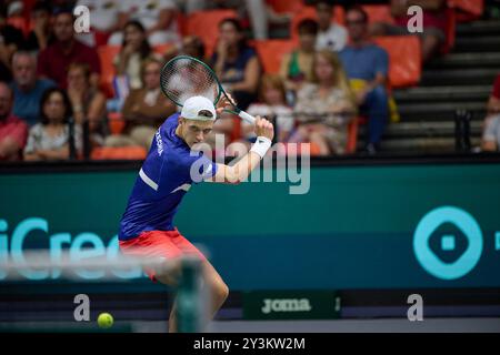 Jiri Lehecka von der tschechischen Mannschaft in Aktion gegen Arthur Rinderknech von Frankreich während des Davis Cup Finale Gruppe B Einzelspiels am 14. September 2024 Stockfoto