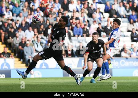 Blackburn, Großbritannien. September 2024. Yuki Ohashi von Blackburn Rovers (r) schießt und erzielt seinen Teams das 3. Tor. EFL Skybet Championship Match, Blackburn Rovers gegen Bristol City im Ewood Park in Blackburn, Lancashire am Samstag, den 14. September 2024. Dieses Bild darf nur für redaktionelle Zwecke verwendet werden. Nur redaktionelle Verwendung.PIC von Chris Stading/Andrew Orchard Sportfotografie/Alamy Live News Credit: Andrew Orchard Sportfotografie/Alamy Live News Stockfoto