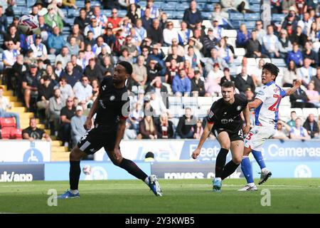 Blackburn, Großbritannien. September 2024. Yuki Ohashi von Blackburn Rovers (r) schießt und erzielt seinen Teams das 3. Tor. EFL Skybet Championship Match, Blackburn Rovers gegen Bristol City im Ewood Park in Blackburn, Lancashire am Samstag, den 14. September 2024. Dieses Bild darf nur für redaktionelle Zwecke verwendet werden. Nur redaktionelle Verwendung.PIC von Chris Stading/Andrew Orchard Sportfotografie/Alamy Live News Credit: Andrew Orchard Sportfotografie/Alamy Live News Stockfoto