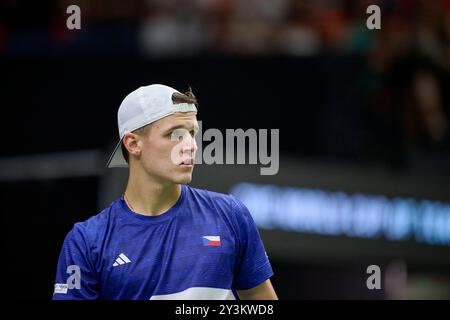 Jiri Lehecka von der tschechischen Mannschaft in Aktion gegen Arthur Rinderknech von Frankreich während des Davis Cup Finale Gruppe B Einzelspiels am 14. September 2024 Stockfoto