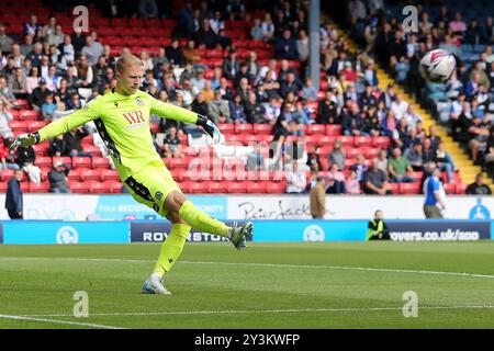 Blackburn, Großbritannien. September 2024. Aynsley Pears, der Torwart der Blackburn Rovers, macht den Ball frei. EFL Skybet Championship Match, Blackburn Rovers gegen Bristol City im Ewood Park in Blackburn, Lancashire am Samstag, den 14. September 2024. Dieses Bild darf nur für redaktionelle Zwecke verwendet werden. Nur redaktionelle Verwendung.PIC von Chris Stading/Andrew Orchard Sportfotografie/Alamy Live News Credit: Andrew Orchard Sportfotografie/Alamy Live News Stockfoto