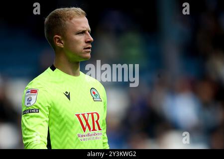 Blackburn, Großbritannien. September 2024. Aynsley Pears, der Torhüter der Blackburn Rovers schaut zu. EFL Skybet Championship Match, Blackburn Rovers gegen Bristol City im Ewood Park in Blackburn, Lancashire am Samstag, den 14. September 2024. Dieses Bild darf nur für redaktionelle Zwecke verwendet werden. Nur redaktionelle Verwendung.PIC von Chris Stading/Andrew Orchard Sportfotografie/Alamy Live News Credit: Andrew Orchard Sportfotografie/Alamy Live News Stockfoto