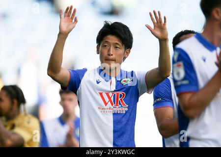 Blackburn, Großbritannien. September 2024. Yuki Ohashi von den Blackburn Rovers zeigt seine Anerkennung den Fans am Ende des Spiels. EFL Skybet Championship Match, Blackburn Rovers gegen Bristol City im Ewood Park in Blackburn, Lancashire am Samstag, den 14. September 2024. Dieses Bild darf nur für redaktionelle Zwecke verwendet werden. Nur redaktionelle Verwendung.PIC von Chris Stading/Andrew Orchard Sportfotografie/Alamy Live News Credit: Andrew Orchard Sportfotografie/Alamy Live News Stockfoto