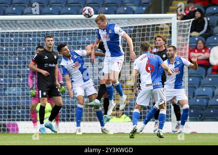 Blackburn, Großbritannien. September 2024. Hayden Carter von Blackburn Rovers räumt den Ball. EFL Skybet Championship Match, Blackburn Rovers gegen Bristol City im Ewood Park in Blackburn, Lancashire am Samstag, den 14. September 2024. Dieses Bild darf nur für redaktionelle Zwecke verwendet werden. Nur redaktionelle Verwendung.PIC von Chris Stading/Andrew Orchard Sportfotografie/Alamy Live News Credit: Andrew Orchard Sportfotografie/Alamy Live News Stockfoto