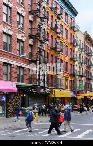 New York, USA – 14. September 2024: Urbane Szene mit Fußgängern und Geschäften in Chinatown, die kulturelle Vielfalt und das tägliche Leben in einem ico zeigt Stockfoto