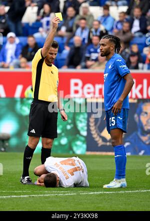 Sinsheim, Deutschland. September 2024. Nach Zweikampf, Aktion Patrik Schick Bayer 04 Leverkusen (14) gegen Kevin Akpoguma TSG 1899 Hoffenheim (25) zeigt Schiedsrichter Daniel Schlager gelbe Karte gelb Verwarnung TSG 1899 Hoffenheim vs Bayer 04 Leverkusen 14.09.2024 DFL-VORSCHRIFTEN VERBIETEN JEDE VERWENDUNG VON FOTOGRAFIEN ALS BILDSEQUENZEN UND/ODER QUASI-VIDEO/dpa/Alamy Live News Stockfoto