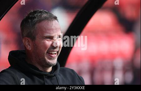 Barrow Manager Stephen Clemence während des Spiels zwischen Grimsby Town und Barrow in Blundell Park, Cleethorpes am Samstag, den 14. September 2024. (Foto: Michael Driver | MI News) Credit: MI News & Sport /Alamy Live News Stockfoto