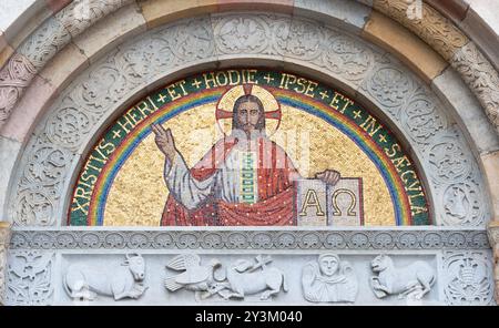 MAILAND, ITALIEN - 6. MÄRZ 2024: Das Mosaik von Jesus dem Pantokrator und Lehrer auf dem Portal der Kirche Basilica di San Babila von unbekanntem Künstler. Stockfoto