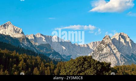 Morgenfoto der Berge in Garmisch-Partenkirchen mit Werbefläche Stockfoto