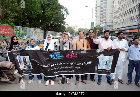 Mitglieder des pakistanischen Menschenrechtsrates halten am Samstag, den 14. September 2024, im Presseclub Karachi eine Protestdemonstration ab, weil sie Gerechtigkeit für Amana Arif fordern, die Opfer des Verkehrsvorfalls Karsaz war. Stockfoto