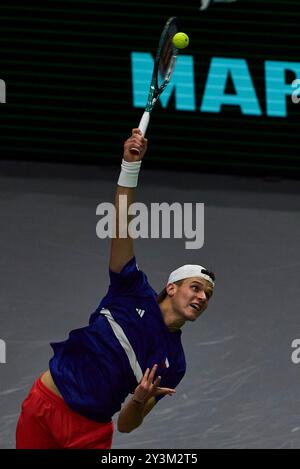 Jakub Mensik vom tschechischen Team gegen Arthur Rinderknech vom französischen Team während des Davis Cup Finale Gruppe B Einzel-Matches 1 am 14. September 2024 im The Stockfoto