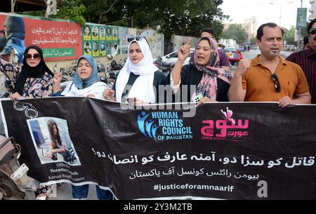 Mitglieder des pakistanischen Menschenrechtsrates halten am Samstag, den 14. September 2024, im Presseclub Karachi eine Protestdemonstration ab, weil sie Gerechtigkeit für Amana Arif fordern, die Opfer des Verkehrsvorfalls Karsaz war. Stockfoto