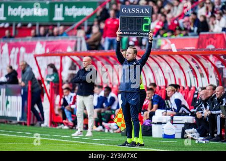 Enschede, Niederlande. September 2024. ENSCHEDE, NIEDERLANDE - 14. SEPTEMBER: Vierter Offizieller Stan Teuben während des niederländischen Eredivisie-Spiels zwischen FC Twente und PEC Zwolle in de Grolsch Veste am 14. September 2024 in Enschede, Niederlande. (Foto von Rene Nijhuis/Orange Pictures) Credit: dpa/Alamy Live News Stockfoto