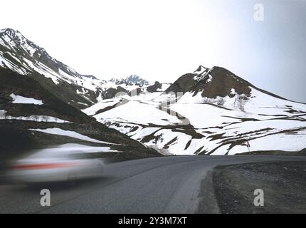 Einsame weiße Limousine auf der Bergstraße, verschwommene Bewegung Stockfoto