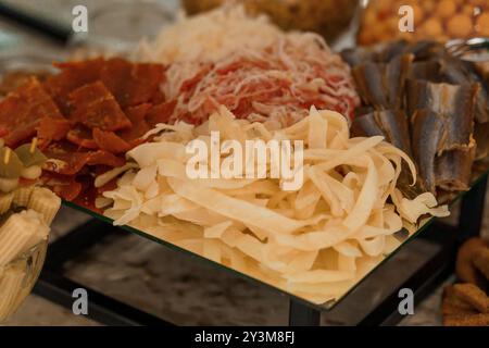 Gourmet-Charcuterie-Auswahl mit verschiedenen Fleisch- und Fischgerichten. Stockfoto