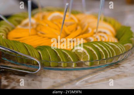 Exquisite Obstplatte Mit Frisch Geschnittenem Citrus Medley. Stockfoto
