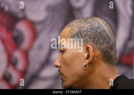 Lalitpur, Nepal. September 2024. Eine Person mit dem Wort „Pariwar“ oder Familie auf der linken Seite des Kopfes ist während der Himalaya Tattoo Convention in Lalitpur, Nepal, am 14. August 2024 abgebildet. Der von der National Academy of Fine Arts und der Nepal Handicraft Association unterstützte Tattoo Summit zeigt mehr als vier Dutzend Künstler, die Götterbilder mit modernen Konzepten einfärben. (Foto: Subaas Shrestha/NurPhoto) Credit: NurPhoto SRL/Alamy Live News Stockfoto