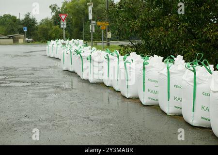 TROUBKY, TSCHECHISCHE REPUBLIK, 14. SEPTEMBER 2024: Hochwasser-Sandsackschutz Fluss Wasserbarriere überflutete Wand Regengefahr Häuser Baudörfer Troubky Stockfoto