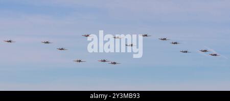 Duxford, Cambridgeshire, Großbritannien. September 2024. Eine unglaubliche Massenformation von Spitfire und Hurricanes, einer der größten jemals bei IWM Duxford, zum Gedenken an die Schlacht von Großbritannien. Quelle: Stuart Robertson/Alamy Live News. Stockfoto