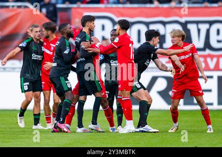 Enschede, Niederlande. September 2024. ENSCHEDE, Stadion Grolsch Veste, 14-09-2024, Saison 2024/2025, Dutch Eredivisie Football während des Spiels Twente - PEC Emotions After the Match Credit: Pro Shots/Alamy Live News Stockfoto