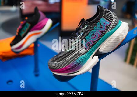 Bangkok, Thailand - 12. September 2024: Hoka Cielo x1 Laufschuhe im Hoka Shop. Stockfoto