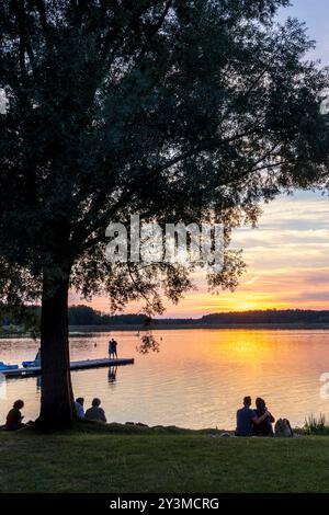 Menschen, die den romantischen Sonnenuntergang am Rothsee bei Roth und Nürnberg in Bayern genießen Stockfoto