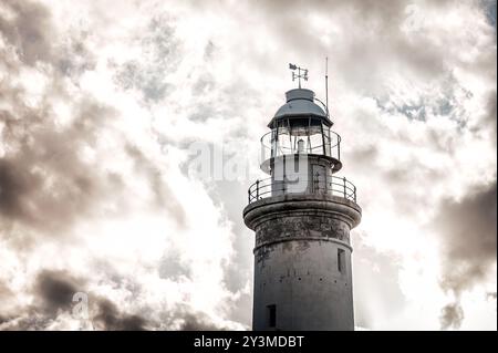 Der Leuchtturm von Paphos ragt an bewölktem Tag über dem Meer. Zypern Stockfoto