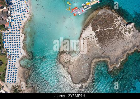Aus der Vogelperspektive des Nissi Strandes Ayia Napa, der Touristen zeigt, die Sommerurlaub in Zypern genießen Stockfoto