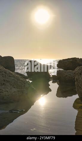 Landschaft mit großen Felsen am Sandstrand Stockfoto