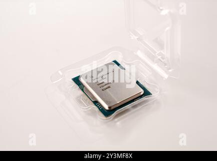 Dezember 2023, Tallinn, Estland. Intel I5. Nahaufnahme eines glänzenden neuen Computerprozessors auf weißem Hintergrund Stockfoto