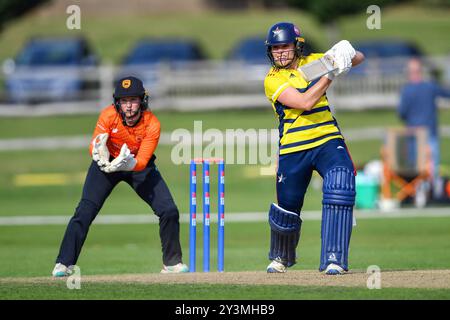 Beckenham, Großbritannien. 14. September 2024. Alice Davidson-Richards von den South East Stars spielt beim Halbfinalspiel der Rachel Heyhoe-Flint Trophy zwischen den South East Stars und den Southern Vipers auf dem Kent County Ground. Quelle: Dave Vokes/Alamy Live News Stockfoto