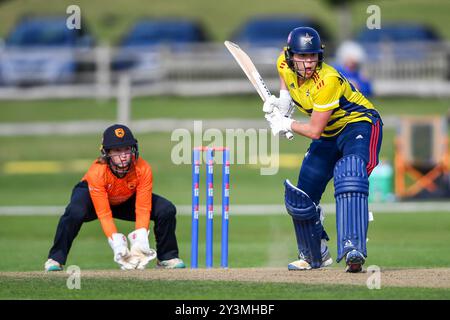 Beckenham, Großbritannien. 14. September 2024. Alice Davidson-Richards von den South East Stars spielt beim Halbfinalspiel der Rachel Heyhoe-Flint Trophy zwischen den South East Stars und den Southern Vipers auf dem Kent County Ground. Quelle: Dave Vokes/Alamy Live News Stockfoto