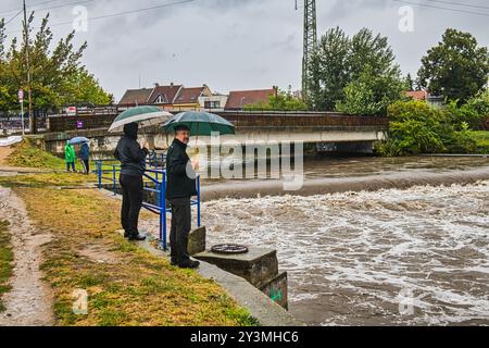 Brünn, Tschechische Republik. September 2024. Die Menschen bauen aufgrund der Überschwemmung des Flusses Svitava, dessen Höhe in Brünn, Tschechien, am 14. September 2024 steigt, bewegliche Hochwasserbarrieren aus Sandsäcken. Quelle: Patrik Uhlir/CTK Photo/Alamy Live News Stockfoto