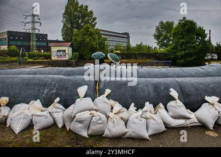 Brünn, Tschechische Republik. September 2024. Die Menschen bauen aufgrund der Überschwemmung des Flusses Svitava, dessen Höhe in Brünn, Tschechien, am 14. September 2024 steigt, bewegliche Hochwasserbarrieren aus Sandsäcken. Quelle: Patrik Uhlir/CTK Photo/Alamy Live News Stockfoto