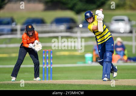 Beckenham, Großbritannien. 14. September 2024. Alice Davidson-Richards von den South East Stars spielt beim Halbfinalspiel der Rachel Heyhoe-Flint Trophy zwischen den South East Stars und den Southern Vipers auf dem Kent County Ground. Quelle: Dave Vokes/Alamy Live News Stockfoto