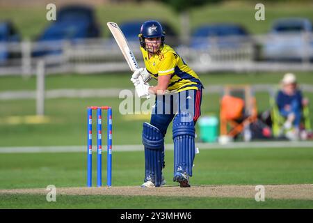 Beckenham, Großbritannien. 14. September 2024. Alice Davidson-Richards von den South East Stars spielt beim Halbfinalspiel der Rachel Heyhoe-Flint Trophy zwischen den South East Stars und den Southern Vipers auf dem Kent County Ground. Quelle: Dave Vokes/Alamy Live News Stockfoto