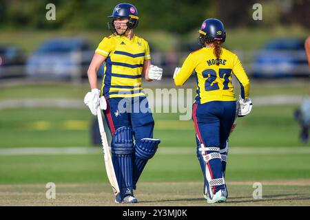 Beckenham, Großbritannien. 14. September 2024. Alice Davidson-Richards (links) und Kalea Moore von den South East Stars auf dem Weg zum Sieg der Wards während des Halbfinales der Rachel Heyhoe-Flint Trophy zwischen den South East Stars und den Southern Vipers auf dem Kent County Ground. Quelle: Dave Vokes/Alamy Live News Stockfoto