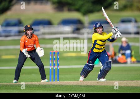 Beckenham, Großbritannien. 14. September 2024. Kalea Moore von den South East Stars schlägt beim Halbfinalspiel der Rachel Heyhoe-Flint Trophy zwischen South East Stars und Southern Vipers auf dem Kent County Ground. Quelle: Dave Vokes/Alamy Live News Stockfoto