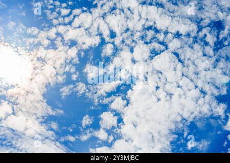 Ein atemberaubender blauer Himmel voller flauschiger weißer Wolken, perfekt für Entspannung und Genuss im Freien Stockfoto