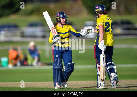 Beckenham, Großbritannien. 14. September 2024. Kalea Moore (links) und Alice Davidson-Richards von den South East Stars klopfen Handschuhe, nachdem sie den Ball während des Halbfinalspiels der Rachel Heyhoe-Flint Trophäe zwischen den South East Stars und den Southern Vipers auf dem Kent County Ground bis zur Grenze geschlagen haben. Quelle: Dave Vokes/Alamy Live News Stockfoto