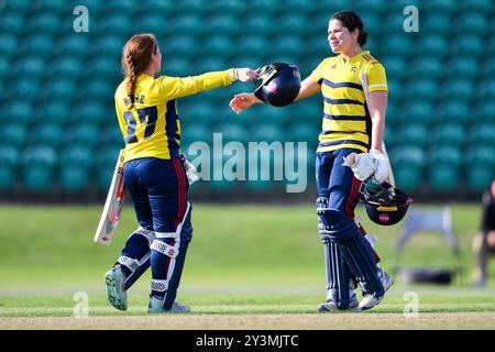 Beckenham, Großbritannien. 14. September 2024. Kalea Moore (links) und Alice Davidson-Richards von den South East Stars feiern die Siegerläufe beim Halbfinalspiel der Rachel Heyhoe-Flint Trophy zwischen den South East Stars und den Southern Vipers auf dem Kent County Ground. Quelle: Dave Vokes/Alamy Live News Stockfoto