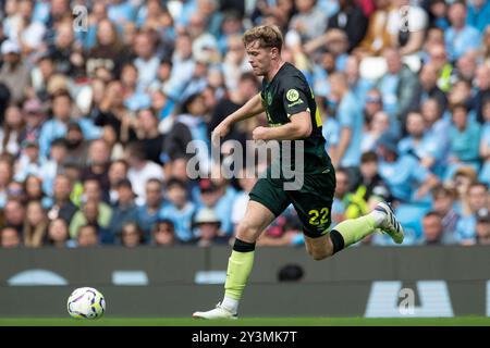 Nathan Collins #22 des FC Brentford während des Premier League-Spiels zwischen Manchester City und Brentford im Etihad Stadium, Manchester am Samstag, den 14. September 2024. (Foto: Mike Morese | MI News) Credit: MI News & Sport /Alamy Live News Stockfoto