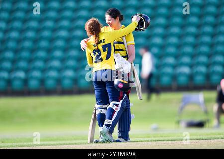 Beckenham, Großbritannien. 14. September 2024. Kalea Moore (links) und Alice Davidson-Richards von den South East Stars feiern die Siegerläufe beim Halbfinalspiel der Rachel Heyhoe-Flint Trophy zwischen den South East Stars und den Southern Vipers auf dem Kent County Ground. Quelle: Dave Vokes/Alamy Live News Stockfoto